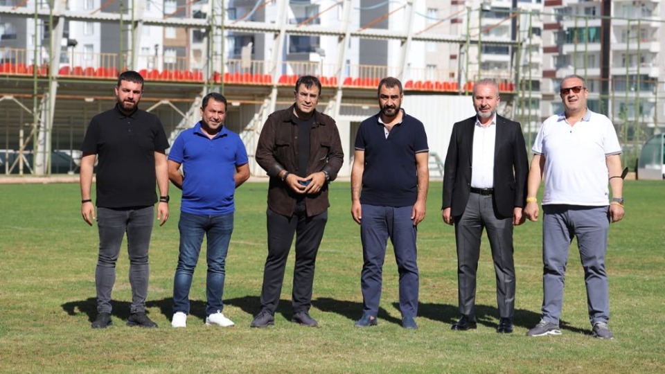Sanatçı Güneştekin, Amedspor'u ziyaret ederek 'Hafıza Odası' sergisine davet etti
